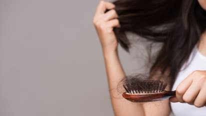 Hair Care : താരൻ അകറ്റാനും തലമുടി കൊഴിച്ചിൽ തടയാനും കിടിലനൊരു ഹെയര്‍ മാസ്ക് !