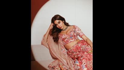 Janhvi Kapoor: ঠিকরে রয়েছে স্তনযুগল, জাহ্নবীর নয়া পোস্ট ঘিরে হটনেসের ঝড়