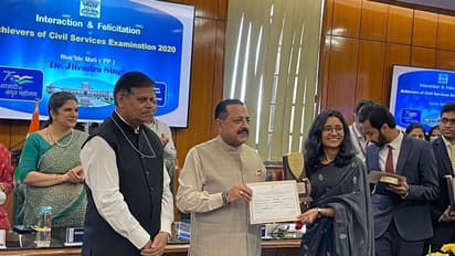 Success Story: ट्राइबल एजुकेशन को कैसे इम्प्रूव करें? ऐसे सवालों का जवाब देकर राधिका बनी UPSC 2020 की टॉपर