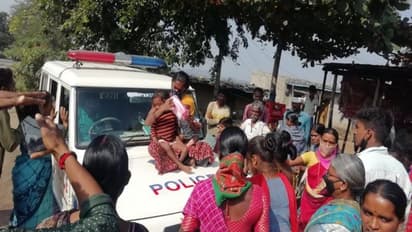 వేములవాడ: అత్తింటివారి వరకట్న వేధింపులు తాళలేక... పోలీస్ వాహనం ఎక్కి మహిళ ఆందోళన (Video)