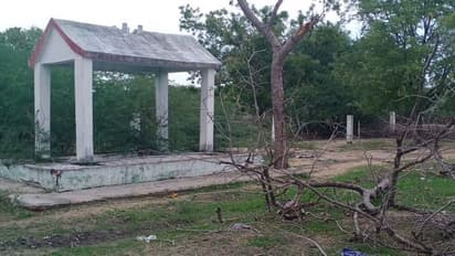 బావిలో జారిపడి మహిళ మృతి.. తట్టుకోలేక ఆమె చితిలో దూకిన యువకుడు...