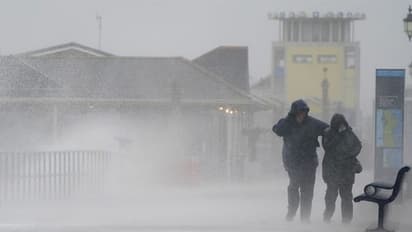 ఇసుక తుఫాన్ లో ఇరుక్కున్న చిన్నారి.. అంఫైర్ ఏం చేశాడంటే..!