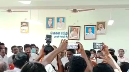 ராகுல் காந்தி படம் இருக்கு.. மோடி படம் இல்லை.. என்ன நினைச்சுட்டு இருக்கீங்க..? அரசு விழாவில் சீறிய பாஜகவினர்