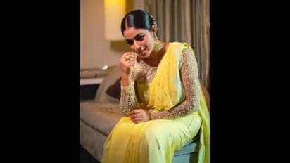 Purna: చీరలో పూర్ణ సోయగాల జాతర... సిగ్గు మోముతో గిలిగింతలు పెడుతున్న సీమ టపాకాయ్