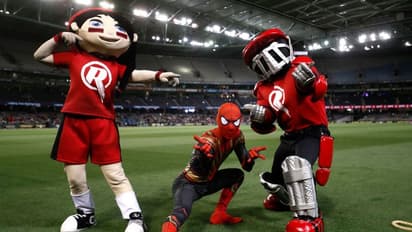 BBL 2021-22: SpiderMan makes appearance during Renegades-Strikers game, scares off official (WATCH)