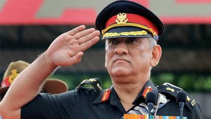 Bipin Rawat: விடைபெற்றார் நாட்டின் வீர மகன்..பீரங்கி குண்டுகள் முழங்க இறுதி மரியாதை