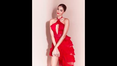 Ananya Panday: హాట్ కేకులా ఊరిస్తోంది.. రెడ్ డ్రెస్ లో 'లైగర్' బ్యూటీ సోయగాలు