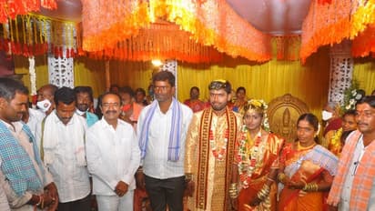 బంధువులాగా ప్రతి ఇంటికీ... ఒకే రోజు 35 పెళ్లిళ్లకు హాజరైన ఈటల రాజేందర్, జనం ప్రశంసలు