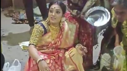 Viral News: বিয়েবাড়ির বেঁচে যাওয়া খাবার হাতে রানাঘাট স্টেশনে, অভুক্তদের মুখে হাসি ফোটালেন পাপিয়া