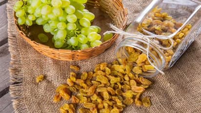 Home-made Raisins: बाजार की अनहेल्दी ड्राई फ्रूट्स छोड़ घर में ही सिर्फ पानी और अंगूर से बनाएं किशमिश