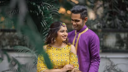 Serial actress Nakshatra: காதலனுடன் ஓவர் ரொமான்ஸ்! களைகட்டிய விஜய் டிவி நக்ஷத்திராவின் மெஹந்தி கொண்டாட்டம்!