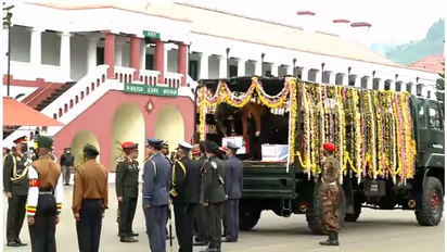 Army Helicopter Crash : ധീരസൈനികര്ക്ക് രാജ്യത്തിന്റെ ആദരാഞ്ജലി, വിലാപ യാത്ര സുലൂര് വ്യോമതാവളത്തിലേക്ക്