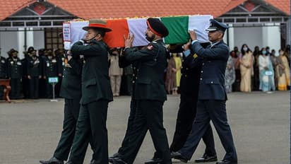 CDS Bipin Rawat Tribute: बिपिन रावत के लिए भावुक हुआ पूरा देश; जगह-जगह श्रद्धांजलि दी जा रहीं