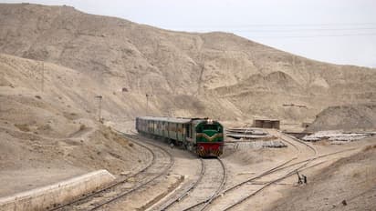 Viral video : തൈര് വാങ്ങാന് ട്രെയിന് നിര്ത്തി; ലോക്കോപൈലറ്റിന് പണികിട്ടി!