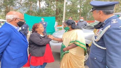 గ్రూప్ కెప్టెన్ వరుణ్ సింగ్‌ను పరామర్శించిన తెలంగాణ గవర్నర్ తమిళిసై.. ఆయన తల్లిదండ్రులకు ఓదార్పు