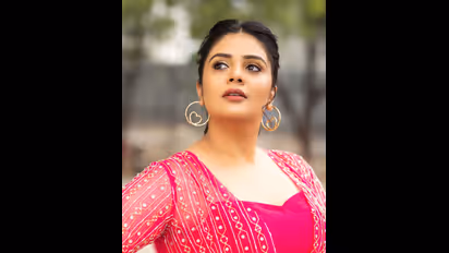 Sreemukhi:వింటేజ్ డ్రెస్ లో శ్రీముఖి నయా అవతార్... లూజు ప్యాంటులో క్రేజీగా ఉన్న అమ్మడు