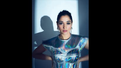 Tamannaah Bhatia: வேற லெவல் ஃபேஷன்!  உடலோடு ஒட்டி இருக்கும் சில்வர் நிற உடையில்...  ஐயன் லேடியாக மாறிய தமன்னா!