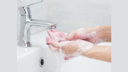 Health: सर्दियों में ड्रायनेस करनी है खत्म तो, हैंडवॉश और सैनिटाइजर चुनते समय इन बातों का रखें खास ध्यान