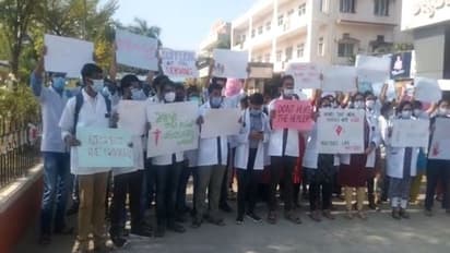 Doctors Strike : ഒടുവിൽ സർക്കാർ വഴങ്ങി; സമരം ചെയ്യുന്ന പിജി ഡോക്ടർമാരുമായി നാളെ ചർച്ച
