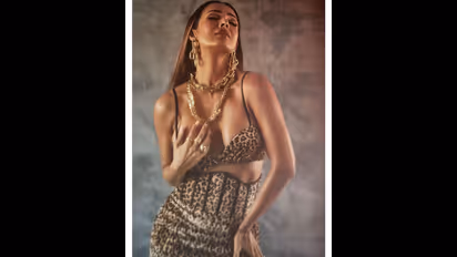 చిరుత డ్రెస్ లో బ్రీత్ టేకింగ్ హాట్.. ఇంతటి అందాల ఘాటు మలైకాకి మాత్రమే సాధ్యం