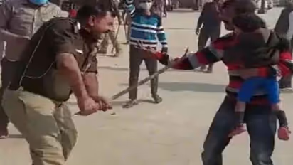 UP: చేతిలో బిడ్డ ఉన్నా.. కనికరం లేకుండా కొట్టిన పోలీసు..