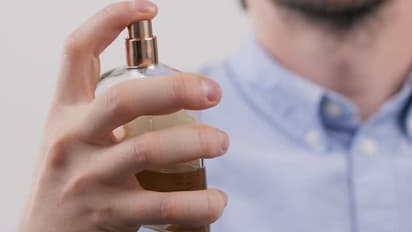 പൈലറ്റുമാരും വിമാന ജീവനക്കാരും പെര്ഫ്യൂം ഉപയോഗിക്കുന്നത് വിലക്കിയേക്കും; കാരണം വിശദമാക്കി അധികൃതര്