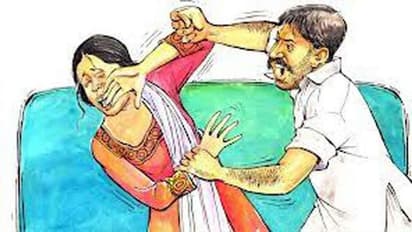 चुनाव हारने के बाद पूर्व प्रधान के बेटे ने की महिला से अभद्रता, तलाश रही है पुलिस