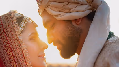 ఫ్రీ వెడ్డింగ్ 'ఈవెంట్'లో కత్రినా కైఫ్ కట్టిన చీర ఖరీదు ఎంతో తెలుసా..?