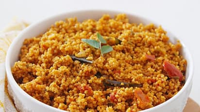 தினமும் வீட்டில் ஒரே மாதிரி சாப்பாடா.? தெருவே மணக்கும் சுவையான வெங்காய சாதம் ரெசிபி...கொஞ்சம் ட்ரை பண்ணுங்கோ 