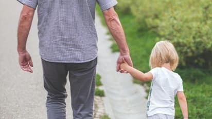 കൊച്ചുമക്കൾ ജനിക്കുമ്പോൾ മുത്തശ്ശിക്കും മുത്തച്ഛനും ശമ്പളത്തോടുകൂടിയ അവധി; തീരുമാനവുമായി ബ്രിട്ടീഷ് കമ്പനി