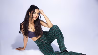 స్లీవ్‌లెస్‌ బ్లౌజ్‌.. క్లీవేజ్‌ అందాలతో సెగలు రేపుతున్న రుహానీ శర్మ.. హాట్‌ లుక్స్ తో కవ్వింపులు అదరహో