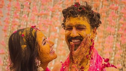 Katrina Kaif: కత్రినా, విక్కీ కౌశల్ హల్దీ వేడుక.. నవదంపతుల కెమిస్ట్రీ అదుర్స్, అమేజింగ్ ఫోటోస్ వైరల్