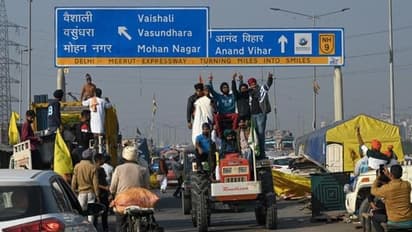 பிரியா விடை கொடுத்து கிளம்பும் விவசாயிகள்.. விமானம் மூலம் மலர் தூவி வரவேற்பு