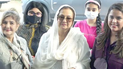 ದಿಲೀಪ್ ಕುಮಾರ್ ಪರವಾಗಿ ಅಂಬೇಡ್ಕರ್ ಅವಾರ್ಡ್ ಸ್ವೀಕರಿಸಿ ಕಣ್ಣೀರಿಟ್ಟ ಪತ್ನಿ ಸಾಯಿರಾ ಬಾನು