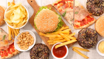 പ്രതിരോധശേഷി കൂട്ടാം; ഒഴിവാക്കാം ഈ ഭ​​ക്ഷണങ്ങൾ