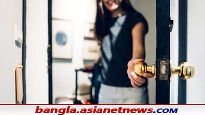 Vastu Tips: আর্থিক অনটন দূর হবে এই টোটকা মেনে, বাড়ির প্রবেশ দ্বারে এই কয়টি জিনিস করুন