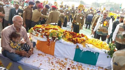 शहीद जितेंद्र अलविदा: परिवार बिलखता रखा, तो डेढ़ साल का बेटा ताबूत के पास खेलता रहा, सिर्फ पापा-पापा कहता