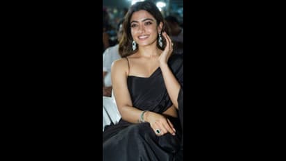 Pushpa Pre Release event: బ్లాక్ శారీలో రష్మిక గ్లామర్ మెరుపులు.. తగ్గేదే లే అంటూ అదరగొట్టిన బన్నీ కూతురు