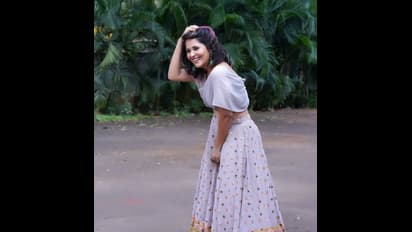 Pushpa:పుష్ప ప్రీ రిలీజ్ లో అనసూయ వైరల్ కామెంట్, వెంటనే కవరింగ్.. రెడ్ హాట్ లుక్ లో మెరుపులు