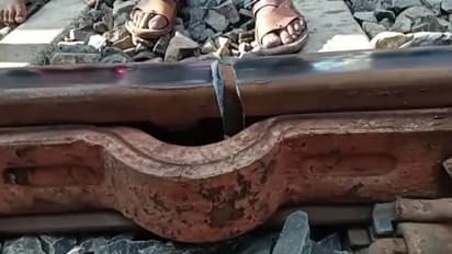 Crack in Rail Line: সাত সকালে বড় দুর্ঘটনা থেকে রক্ষা, ফাটল দেখে লাল কাপড় হাতে ট্রেন থামান স্থানীয়রা