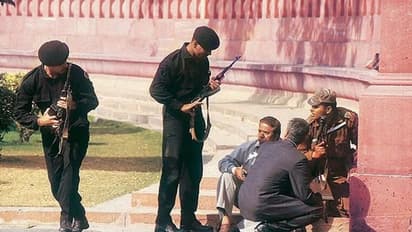 "കാർ ഉപരാഷ്ട്രപതിയുടെ വാഹനവ്യൂഹത്തിൽ ഇടിച്ചുനിർത്തി ഇറങ്ങിയത് 5 ഭീകരർ"; നടുക്കുന്ന ഓർമ്മകൾക്ക് ഇന്ന് 22 വയസ്