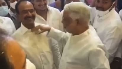 Etela Rajender: ఈటలను ఆత్మీయ అలింగనం చేసుకున్న టీఆర్ఎస్ ఎంపీ కేకే.. కేటీఆర్ మాత్రం అలా!.. అసలేం జరిగిందంటే..