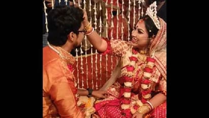 Kolkata bride : വരന് സിന്ദൂരം ചാർത്തി യുവതി, മന്ത്രം ചൊല്ലാൻ സ്ത്രീ പൂജാരിമാർ, വ്യത്യസ്തം ഈ വിവാഹം