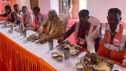 PM Modi: కార్మికులతో కలిసి భోజనం చేసిన ప్రధాని మోదీ, సీఎం యోగి ఆదిత్యానాథ్..