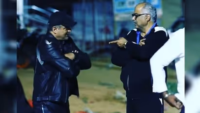 Ajith : கைநீட்டி பேசும் போனி கபூர்.. பணிவுடன் கைகட்டி நிற்கும் அஜித்- வைரலாகும் ‘வலிமை’ ஷூட்டிங் ஸ்பாட் வீடியோ