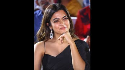 Rashmika Mandanna: பளபளக்கும் உடலை காட்டி... குஷி பட ஜோதிகாவை போல் கருப்பு சேலையில் இடுப்பை காட்டிய ராஷ்மிகா!