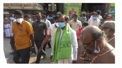 శ్రీరంగనాథస్వామి ఆలయంలో కేసీఆర్ ప్రత్యేక పూజలు: పూర్ణకుంభంతో స్వాగతం