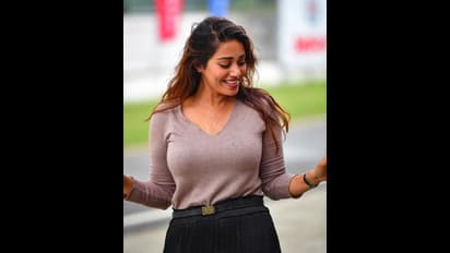 Nivetha Pethuraj: துளியும் மேக்கப் இல்லாமல்.. டைட் டீ -ஷர்ட்டில் தாராளமாக கிளாமர் காட்டும் நிவேதா பெத்துராஜ்!