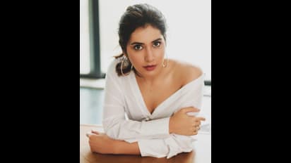 Raashi khanna:రాశి ఒంటిపై నిలవనంటున్న టాప్... లోదుస్తులు కనిపించేలా బోల్డ్ పోజులతో రెచ్చిపోయిన ఢిల్లీ భామ