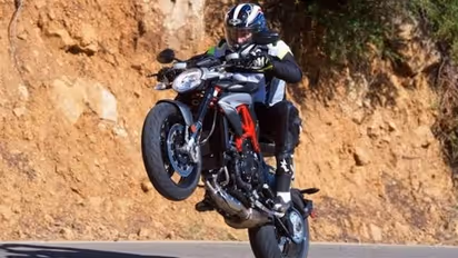 Ajith New Look: ரசிகர்களுடன் நியூ லுக்கில் கோட் - சூட்டோடு போஸ் கொடுத்த அஜித்! பட்டையை கிளப்பும் வைரல் போட்டோ!